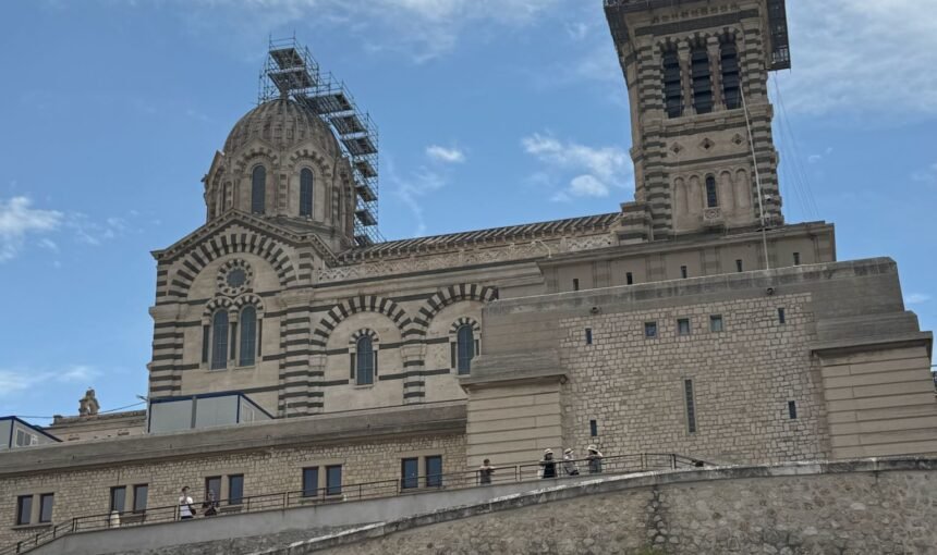 La Basílica de Notre-Dame de la Garde: La guardiana eterna de Marsella.